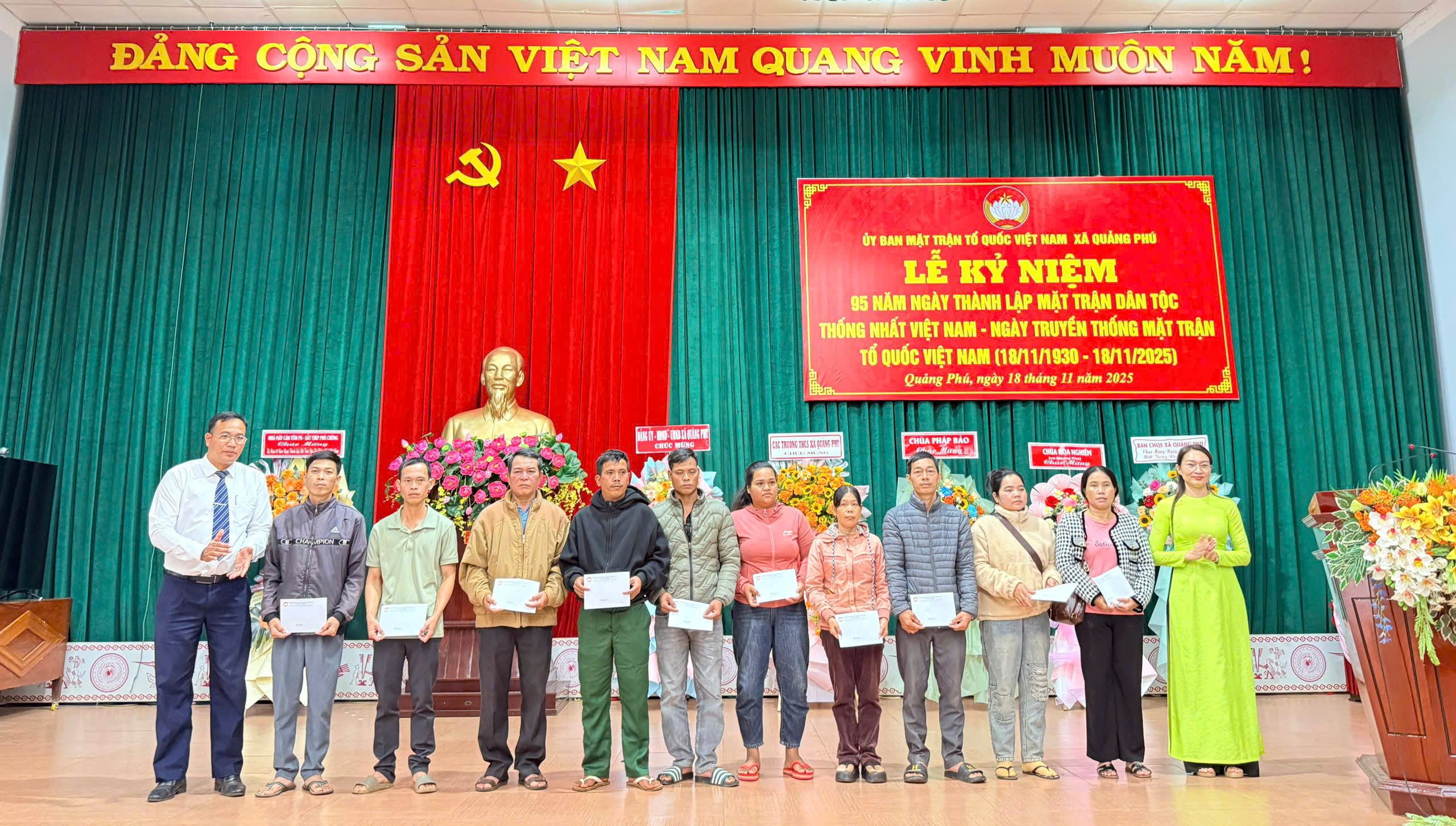 Trao tặng các suất quà cho các hộ nghèo